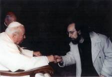 Bei der Segnung des Bilderkreuzes von Papst Johannes Paul II. bei der Generalaudienz im Vatikan am 10.03.2004