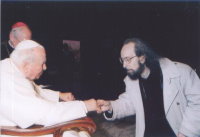 Bei der Segnung des Bilderkreizes durch Papst Johannes Paul II an der Generalaudienz im Vatikan am 10.03.2004